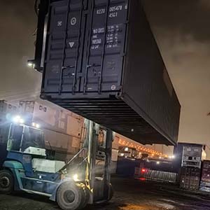 Погрузка контейнера при контейнерной грузоперевозке
